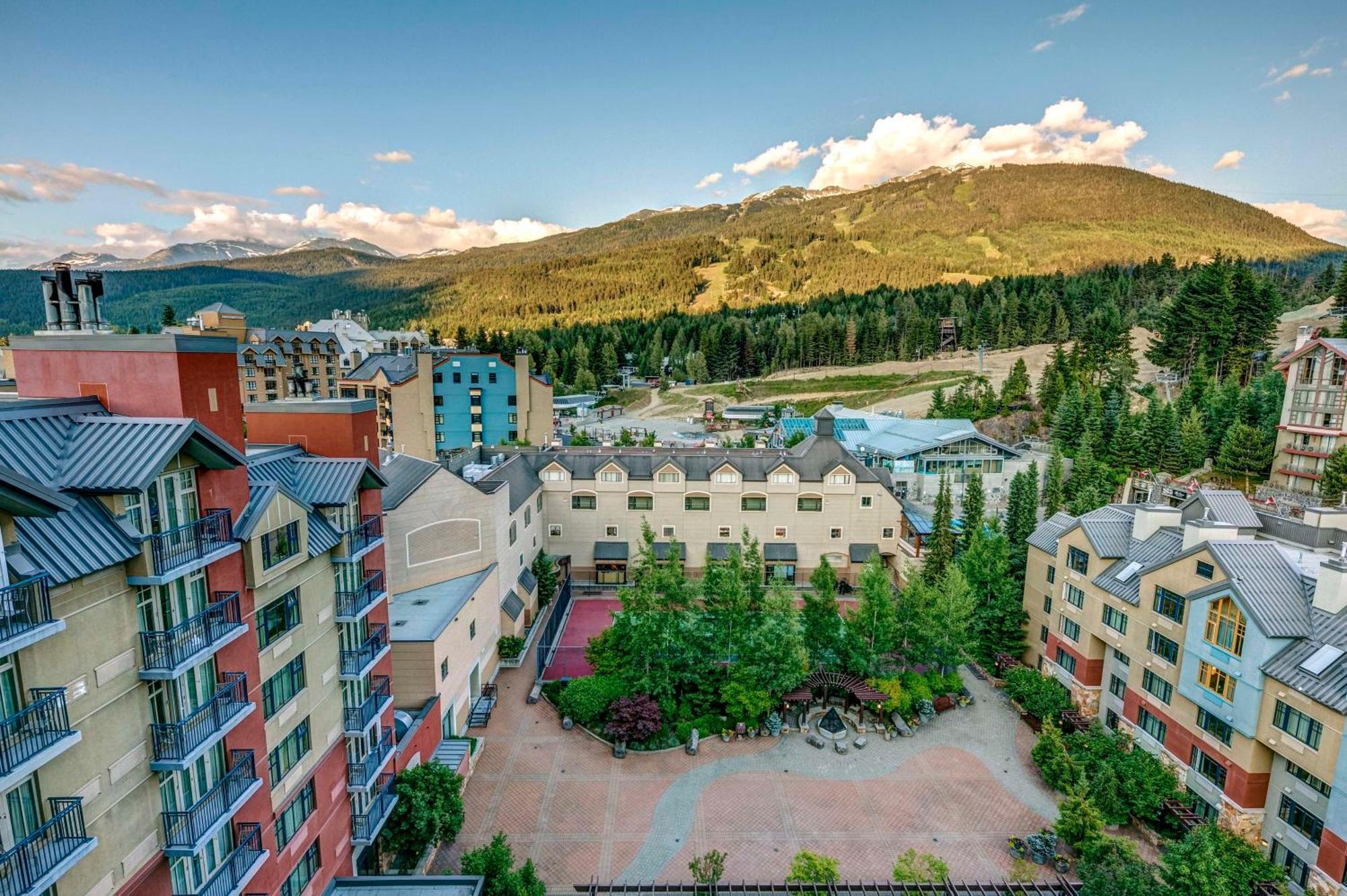 Hilton Whistler Resort & Spa Bagian luar foto